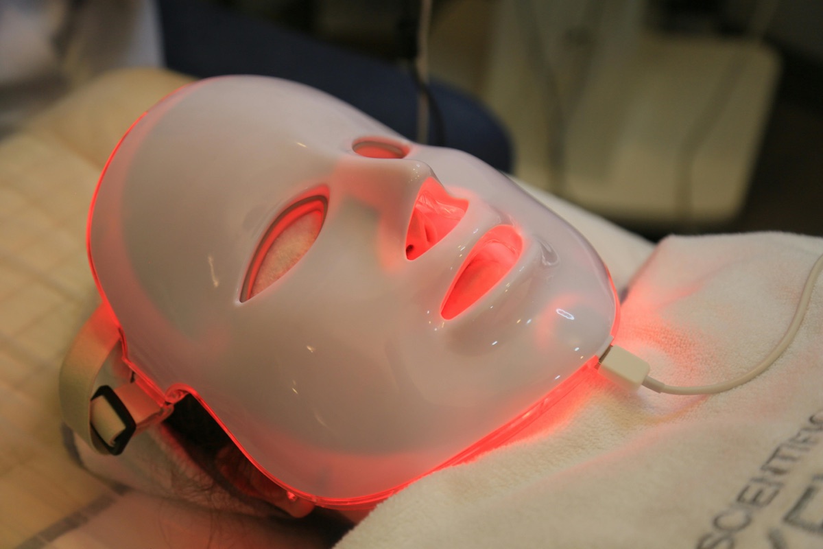 LED-ansiktsmask köpguide 2026 – våglängder, säkerhet & effekt